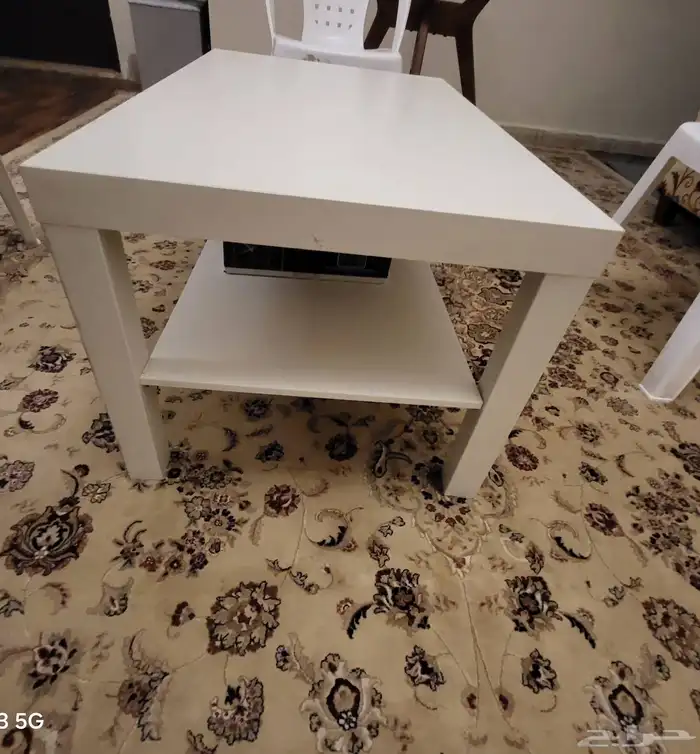 طاولة مع اربع كراسي 0
