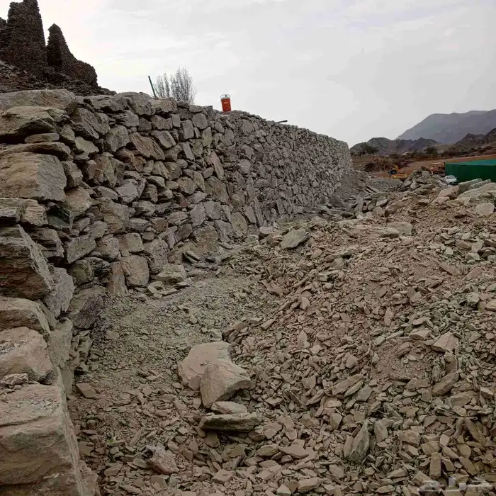 معلم حجر صغير وكبير ورباريب في الباحه 0