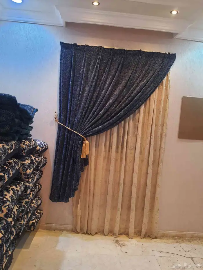 اثاث نظيف جدا للبيع سرير غرفة نوم ومساند ومفرشه شاشه 1