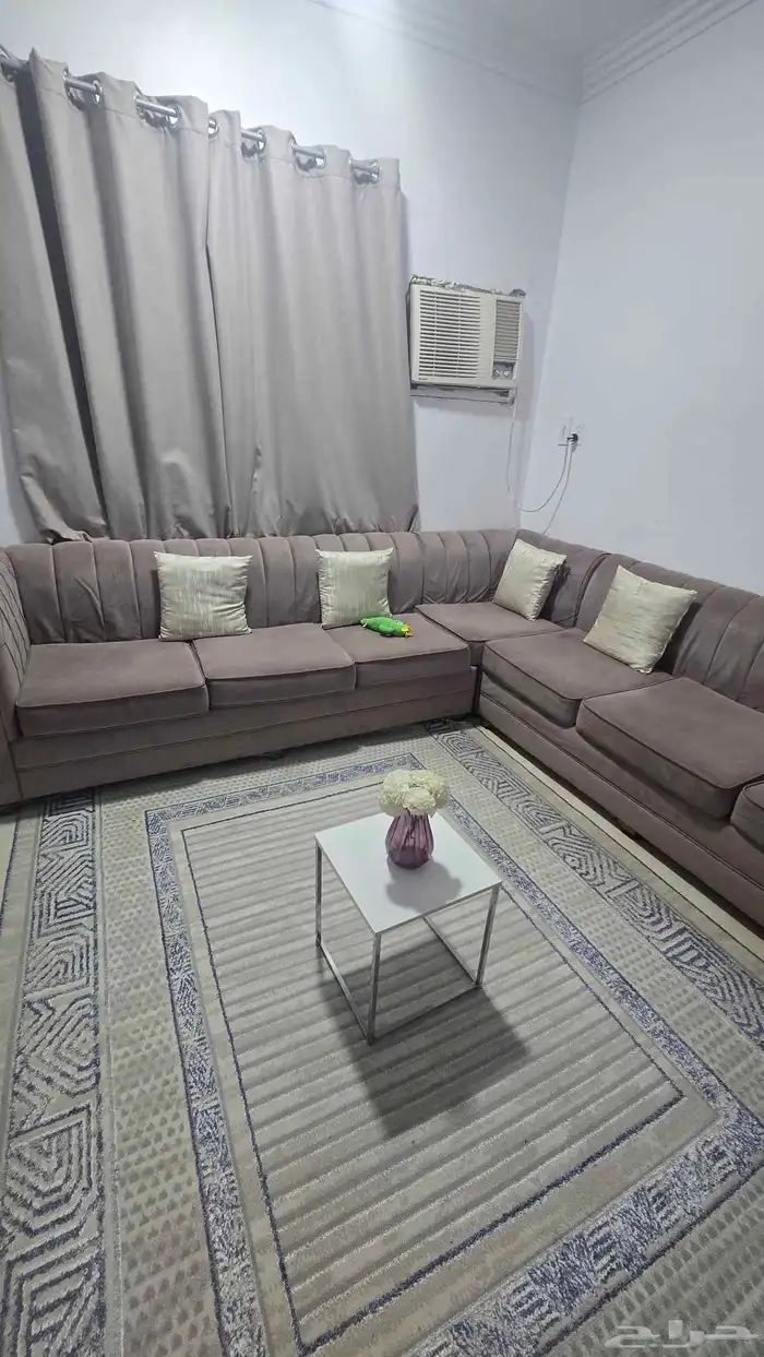 كنب مجلس كبير قوي وحالته ممتازه بالستاير والسجاده 1