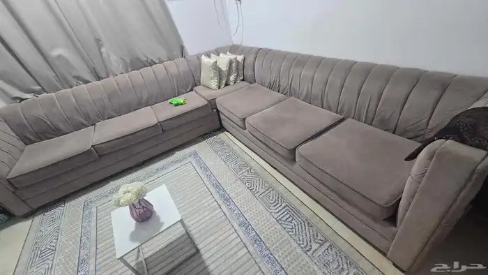 كنب مجلس كبير قوي وحالته ممتازه بالستاير والسجاده 0