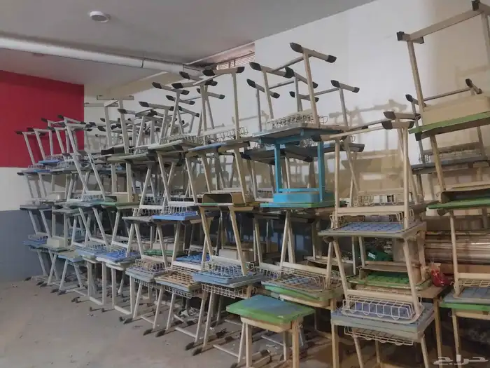 كراسي وماسات مدارس اللون اخضر الحاله مستعمله البيع للكميات 1