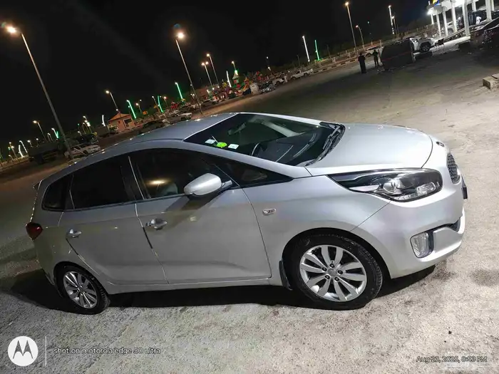 Kia Carens 4