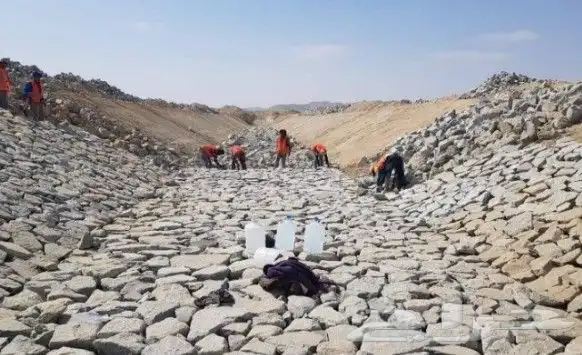قص الجبال وبناالحجر 1