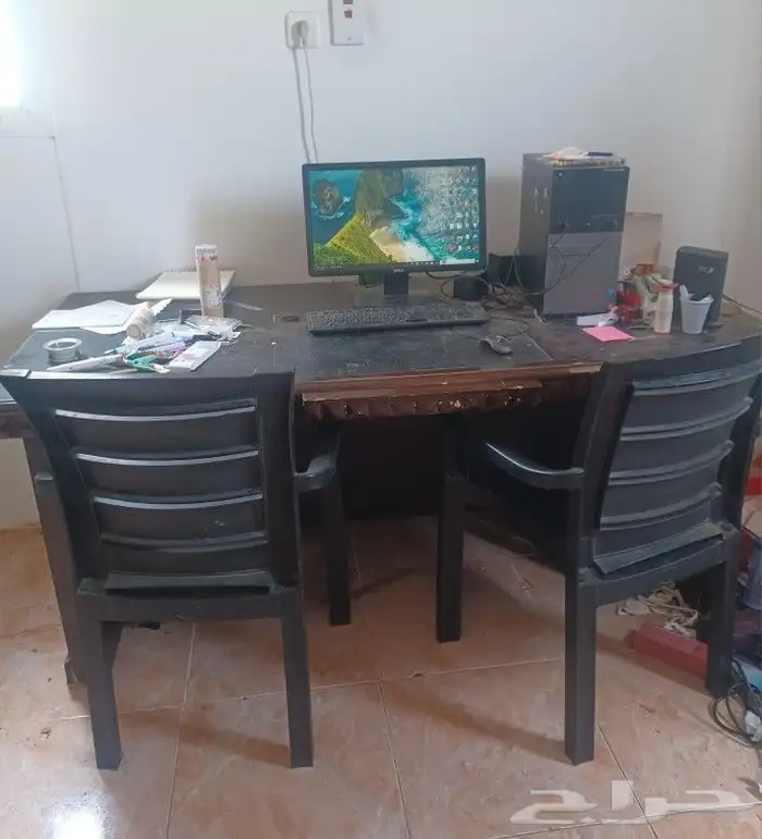 المكتب والكمبيوتر والكراسي للبيع 0