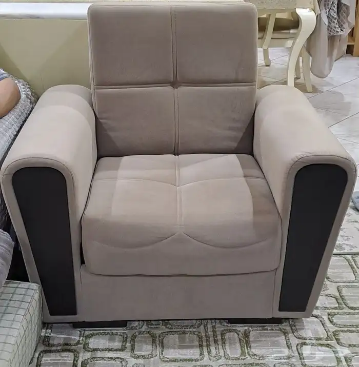 كنب أمريكي نظيف وشبه جديد ويتحول إلى سرير وفيه مخازن تحت 3