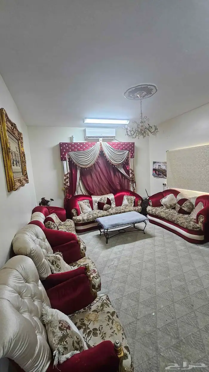 مجلس كبير مع سجادة و ستارة و طاولة 0