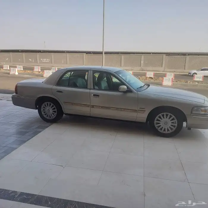 للبيع فورد جراند ماركيز موديل 2011 8