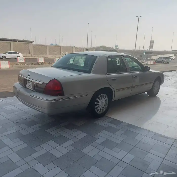 للبيع فورد جراند ماركيز موديل 2011 3