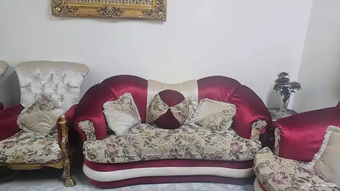 مجلس كبير مع سجادة و ستارة و طاولة 4