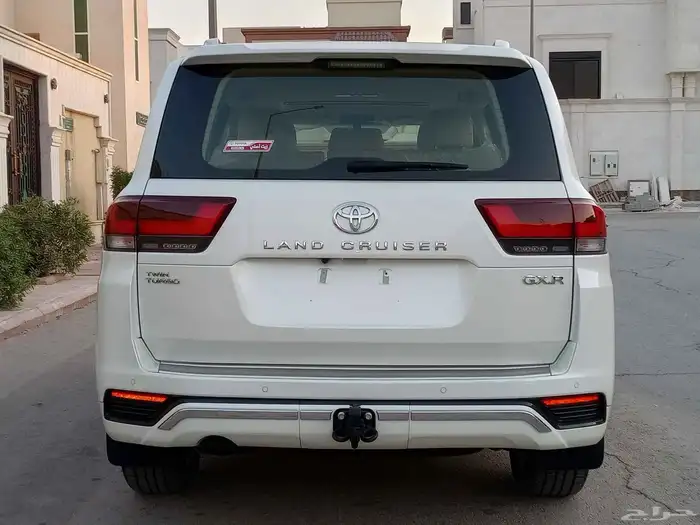 تويوتا لاندكروزر ( 2023 ) GXR L4 سعودي بنزين بحالة الوكالة 9