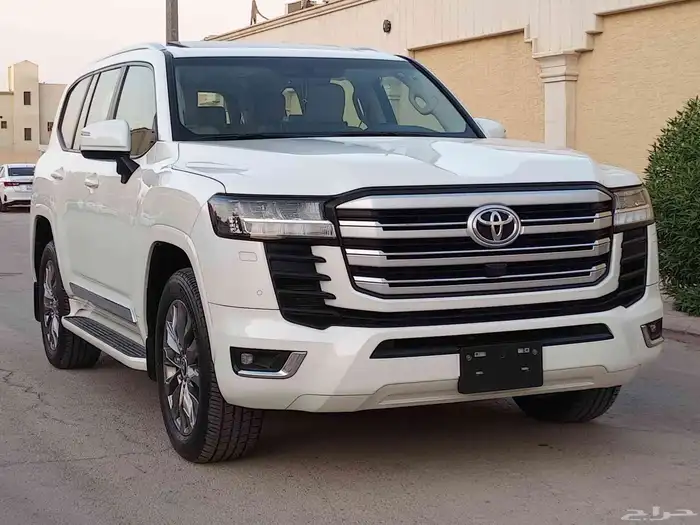 تويوتا لاندكروزر ( 2023 ) GXR L4 سعودي بنزين بحالة الوكالة 3