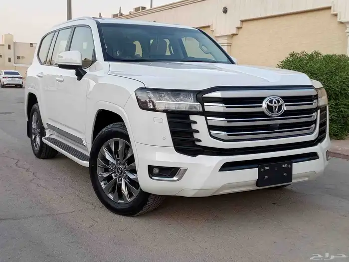 تويوتا لاندكروزر ( 2023 ) GXR L4 سعودي بنزين بحالة الوكالة 1