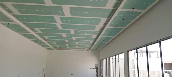 ننفذ جميع انواع الدهانات الداخليه والخارجيه وتركيب الديكورات 0