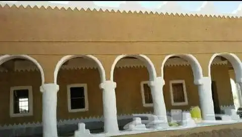 مقاولات تراث بنا با الطين وتليوسات وسقف جريد واثل في 5