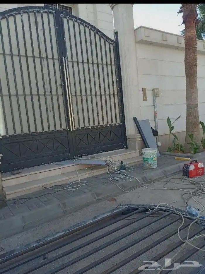 حداد مظلات سواتر برجولات مواقف سيارات أبواب صيانه أبواب حديد 1