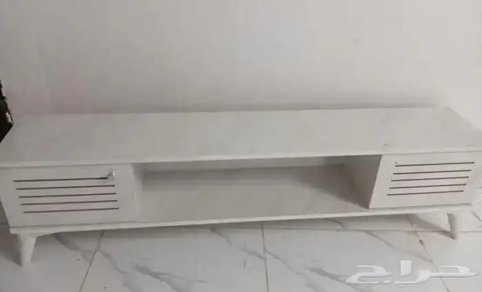 ثلاجه الحجم وسط وشجره زينه وطاوله بلازما 2
