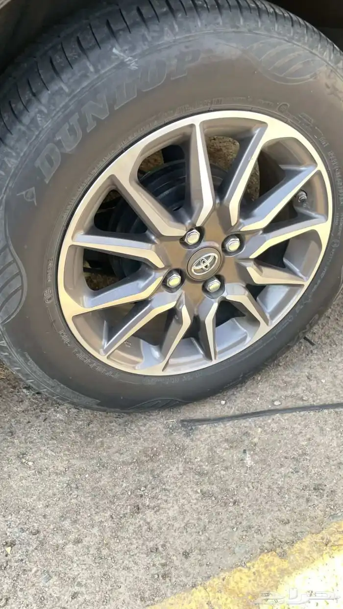 جنوط تايوتا وكاله مع كفرات برجستون استعمال خفيف مقاس 15 تركب 2