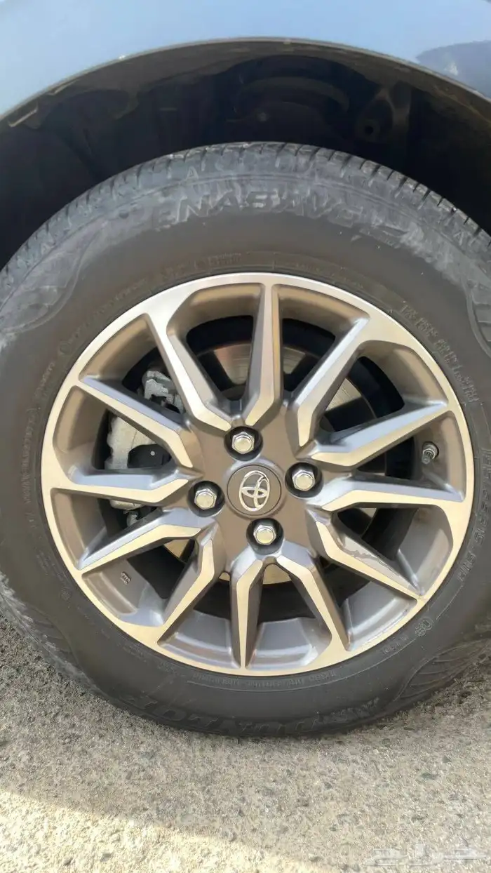 جنوط تايوتا وكاله مع كفرات برجستون استعمال خفيف مقاس 15 تركب 1