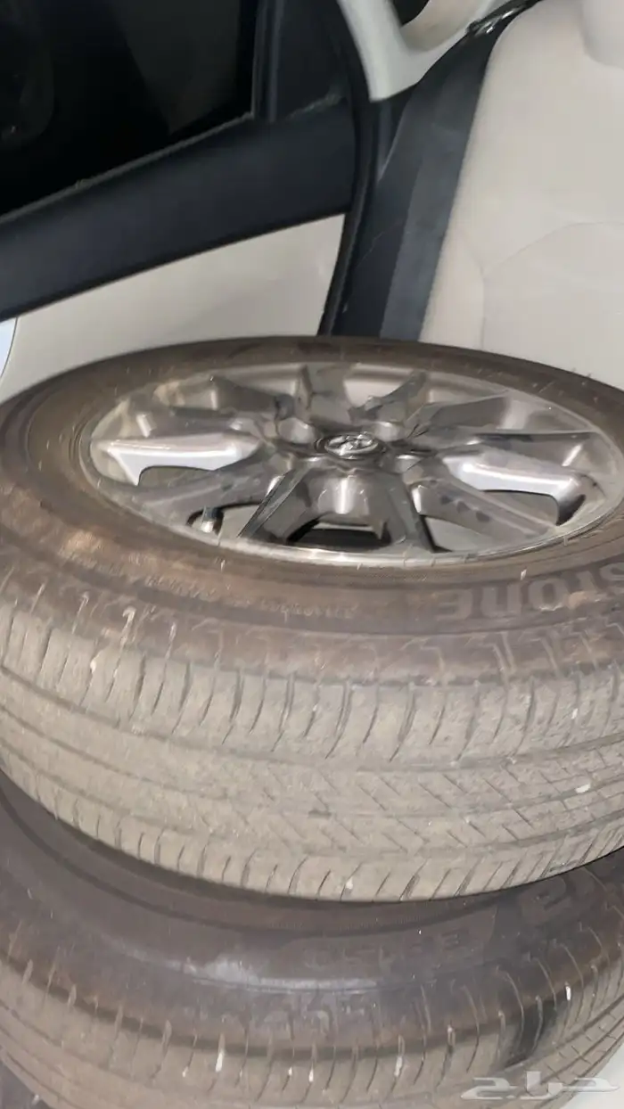 جنوط تايوتا وكاله مع كفرات برجستون استعمال خفيف مقاس 15 تركب 0