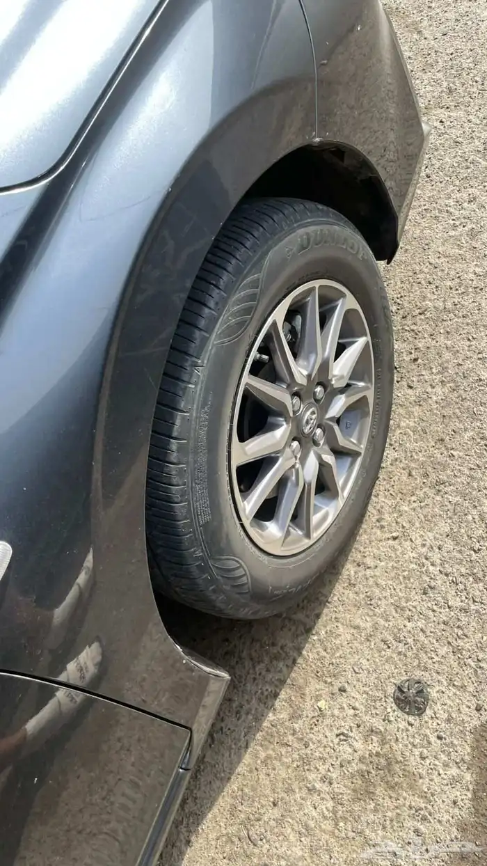 جنوط تايوتا وكاله مع كفرات برجستون استعمال خفيف مقاس 15 تركب 3