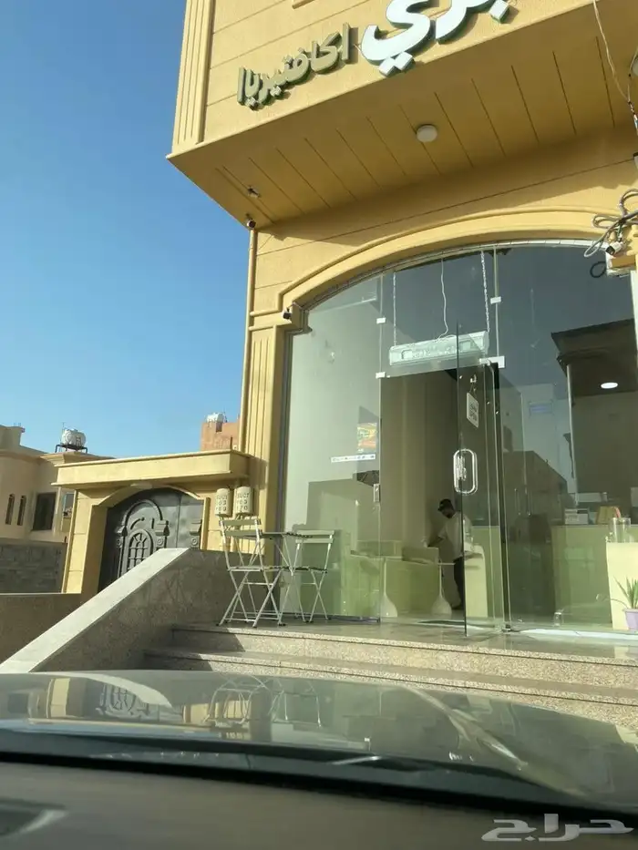 بوفية للتقبيل بكامل أغراضها 0