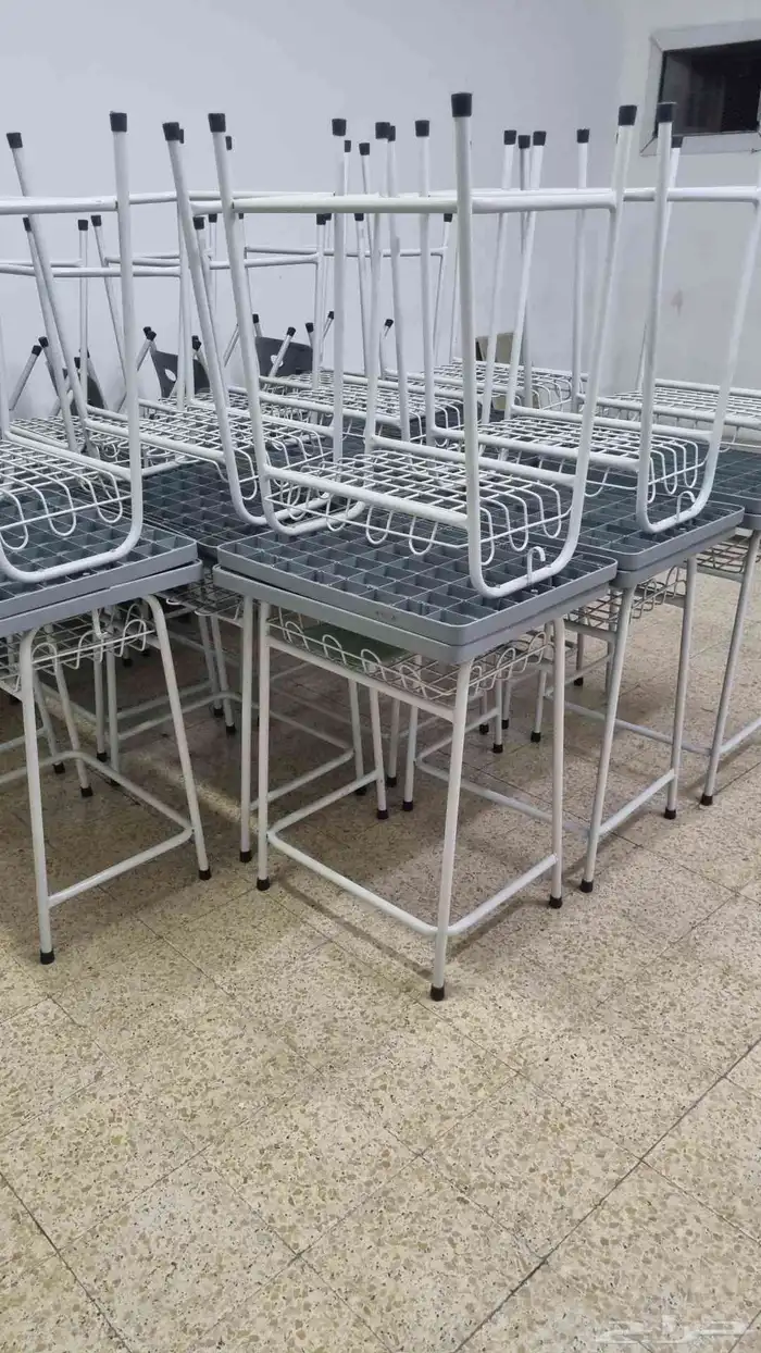 اثاث كراسي طاولات مدرسية اجهزة كمبيوتر شاشات 8