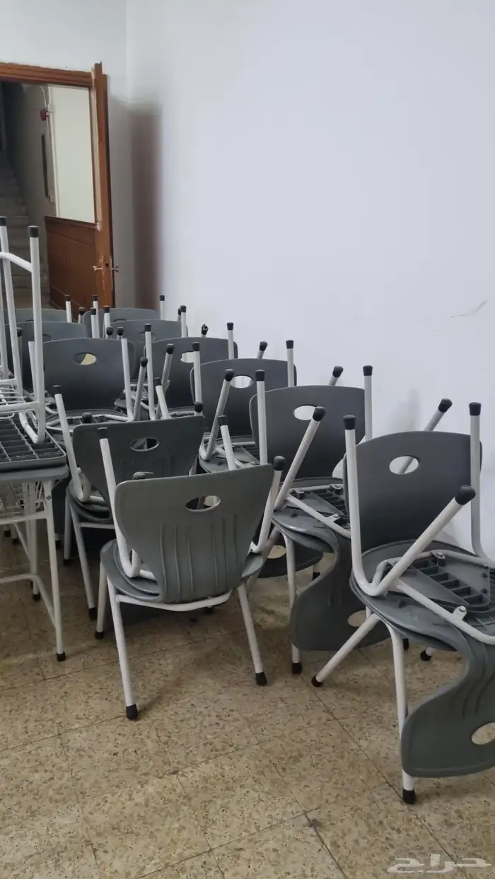 اثاث كراسي طاولات مدرسية اجهزة كمبيوتر شاشات 7