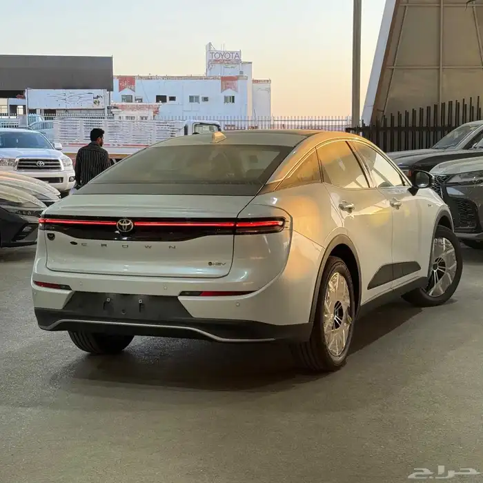 تويوتا كروان برستيج 2025 1