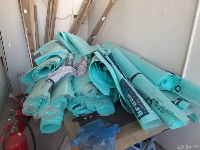 بارده 150 متر. السعر. 20 ريال المتر جديد. وطاوله صغير 20ا 1