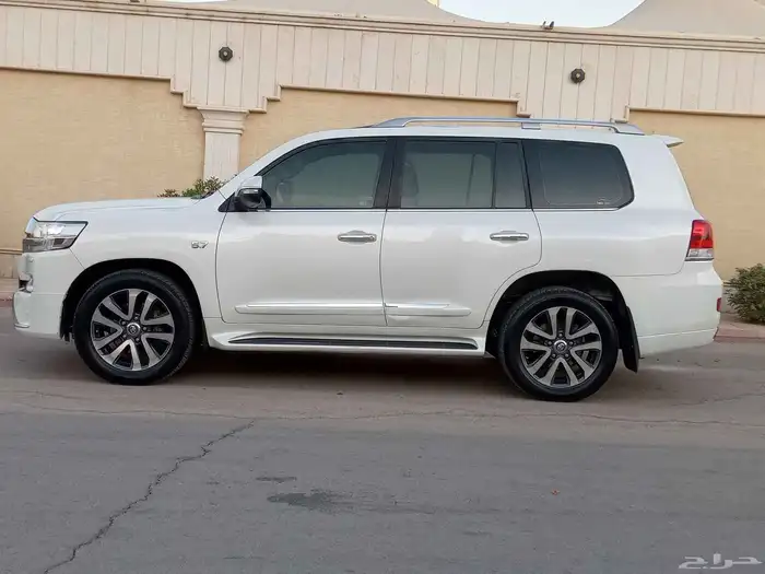 تويوتا لاندكروزر ( 2016 ) VXR فل كامل سعودي بنزين نظيف جدا 6