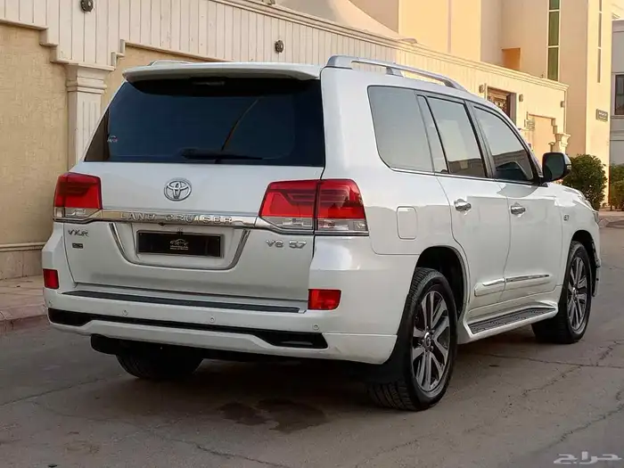 تويوتا لاندكروزر ( 2016 ) VXR فل كامل سعودي بنزين نظيف جدا 11