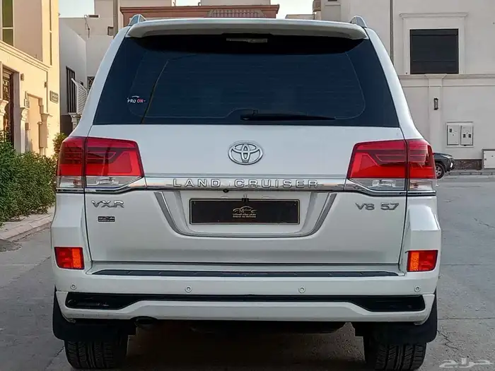 تويوتا لاندكروزر ( 2016 ) VXR فل كامل سعودي بنزين نظيف جدا 9