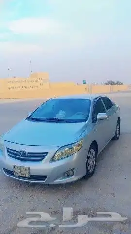 للبيع كورلا مستعملة موديل 2010 فئة XLi لون فضي جير تمات 4
