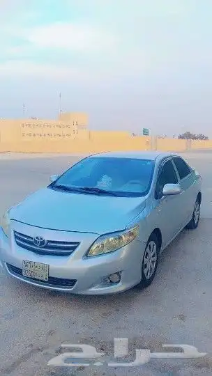 للبيع كورلا مستعملة موديل 2010 فئة XLi لون فضي جير تمات 3