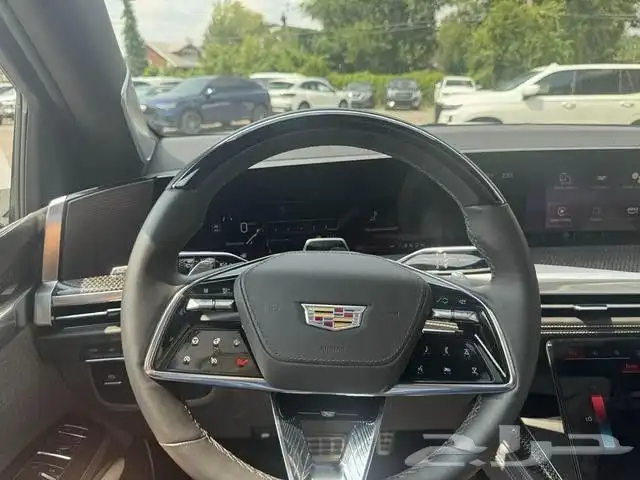 كاديلاك إسكاليد V موديل 2025 11