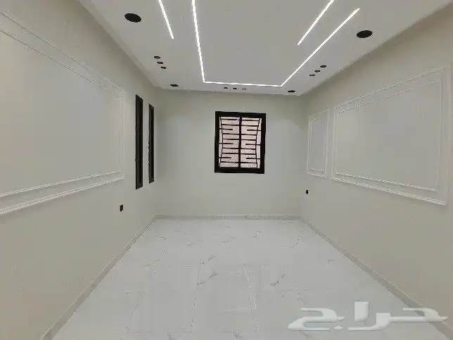 للبيع شقه دور ارضي حوش ومدخل سياره تشطيب راقي مخطط الراجحي 5