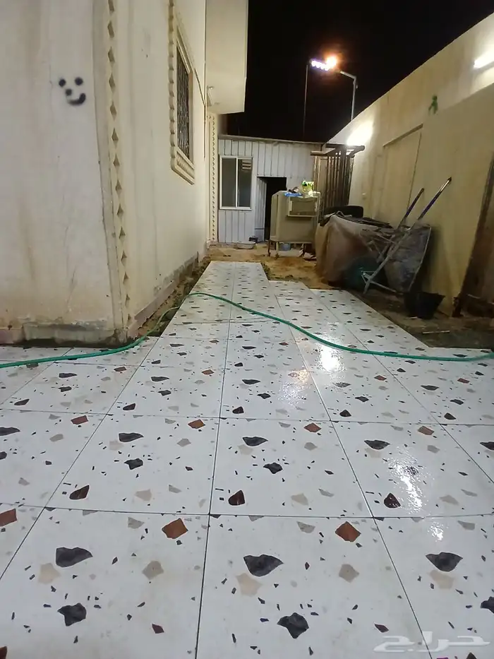 مبلط سيراميك ورخام تكسير وتركيب جدران وارضيات خبره ودقه في ا 0