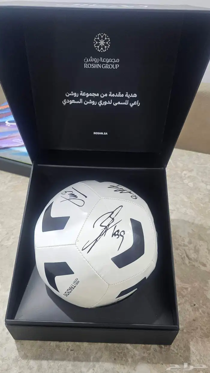 كورة نادي الاتحاد الرسمية موقعة من لاعبين الفريق 2025 0