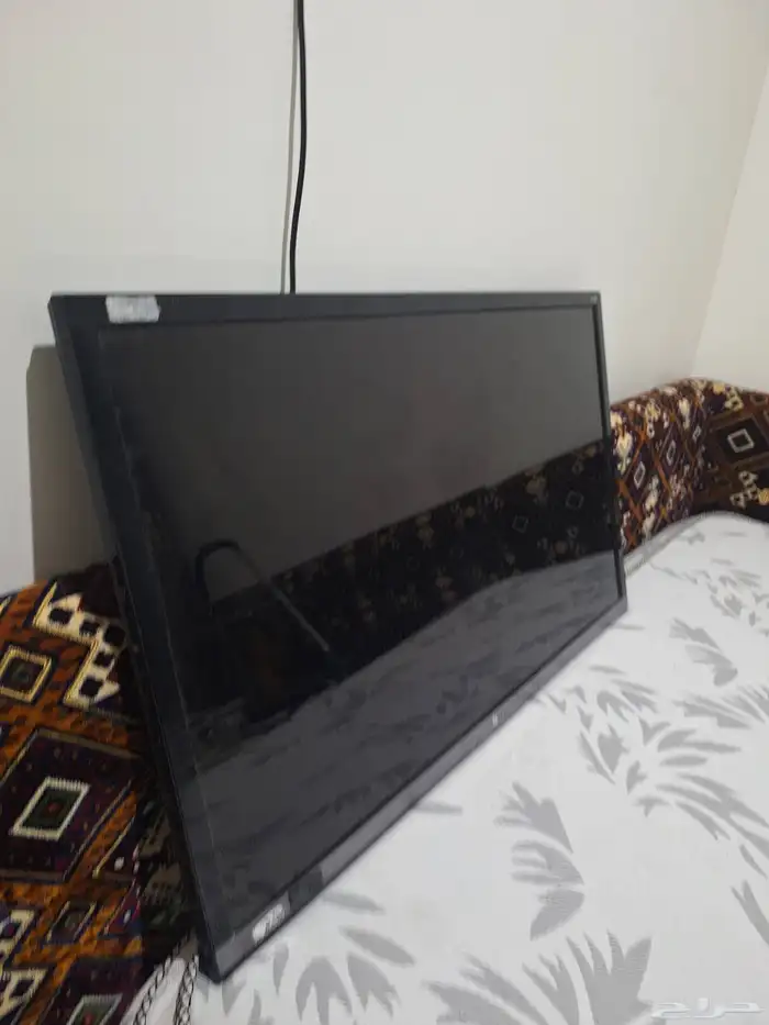 شاشه تلفزيون متوسطة الحجم من شركة kmc صافيه جدا 0