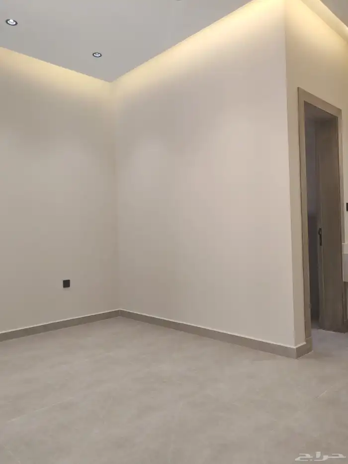 للبيع فله درج داخلي وشقه في حي البيان المساحه 288 6