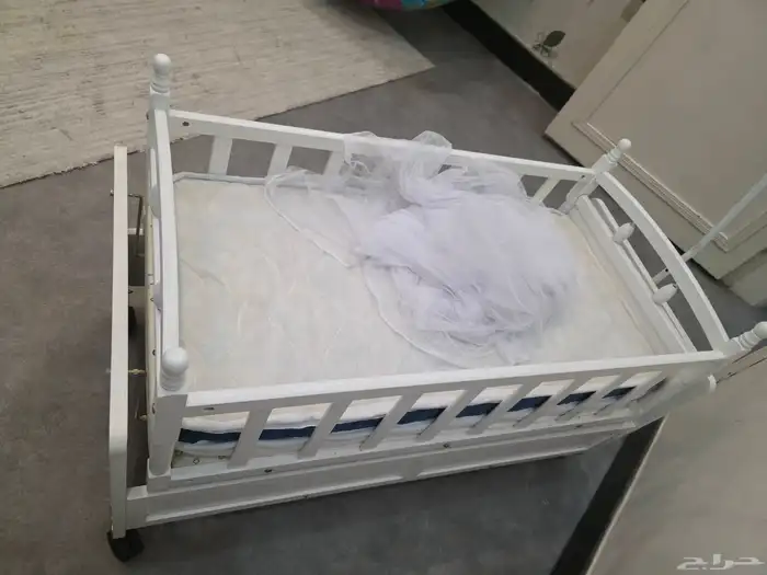 سرير اطفال هزاز مع عجلات وا درج نظيف وا جديد 0