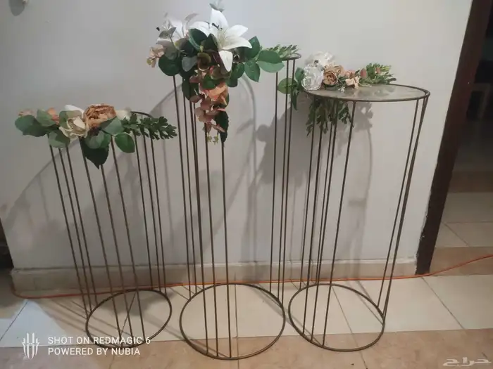 مصات أو طاولات ستيل ثلاث قطع   كلها سليمة. 1