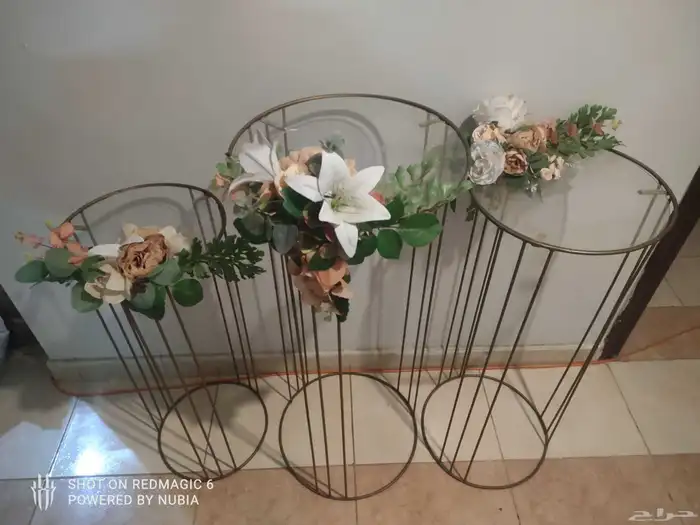 مصات أو طاولات ستيل ثلاث قطع   كلها سليمة. 2