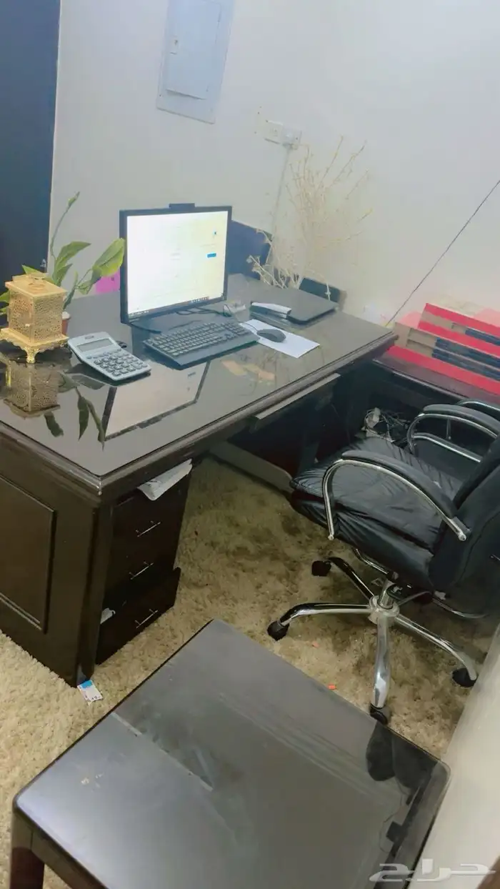مكتب مع كرسي مع جهاز كمبيوتر 2500 0