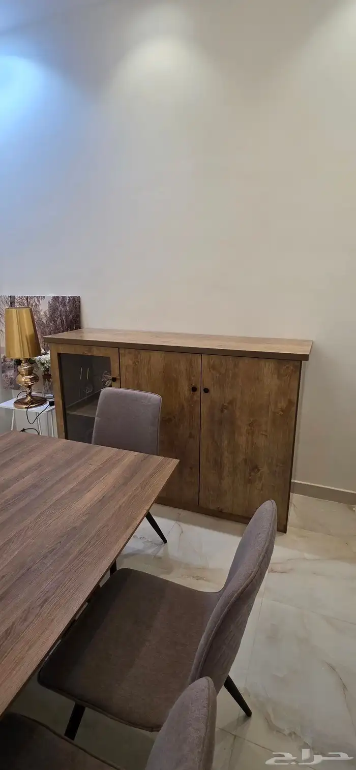 طاولة طعام مع درج البوفيه وعدد 8 كراسي 7