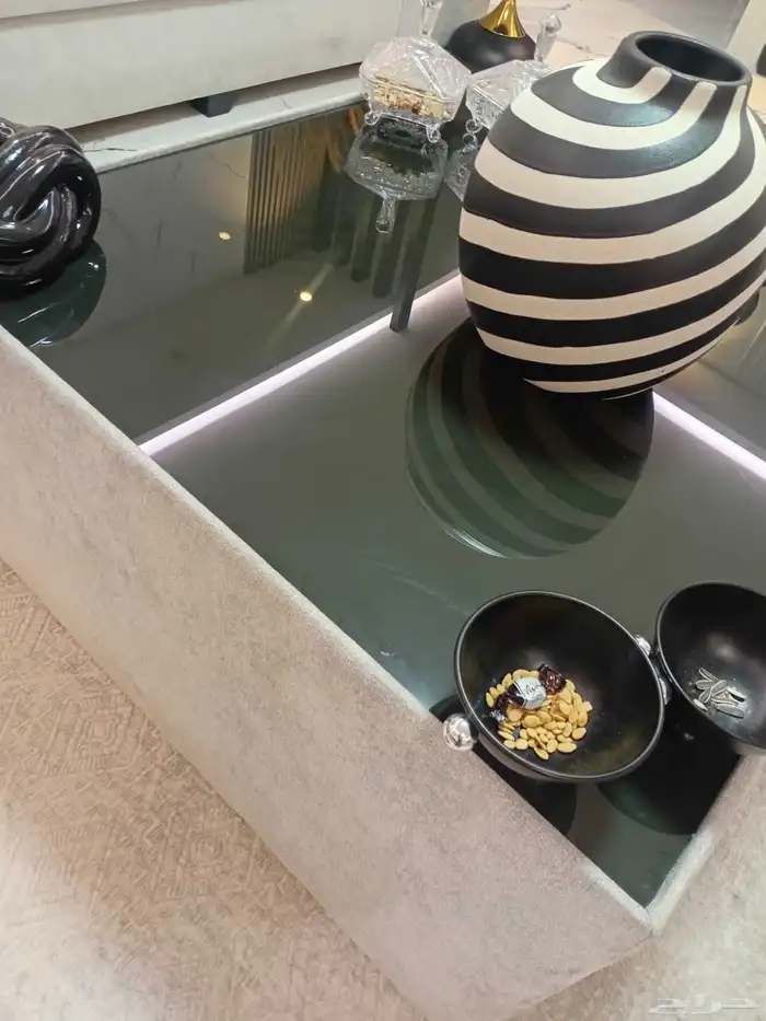 طاولة مجلس ضيوف مقاسها 2 30 190 سرير كوين من هوم سنتر مقاسه 0