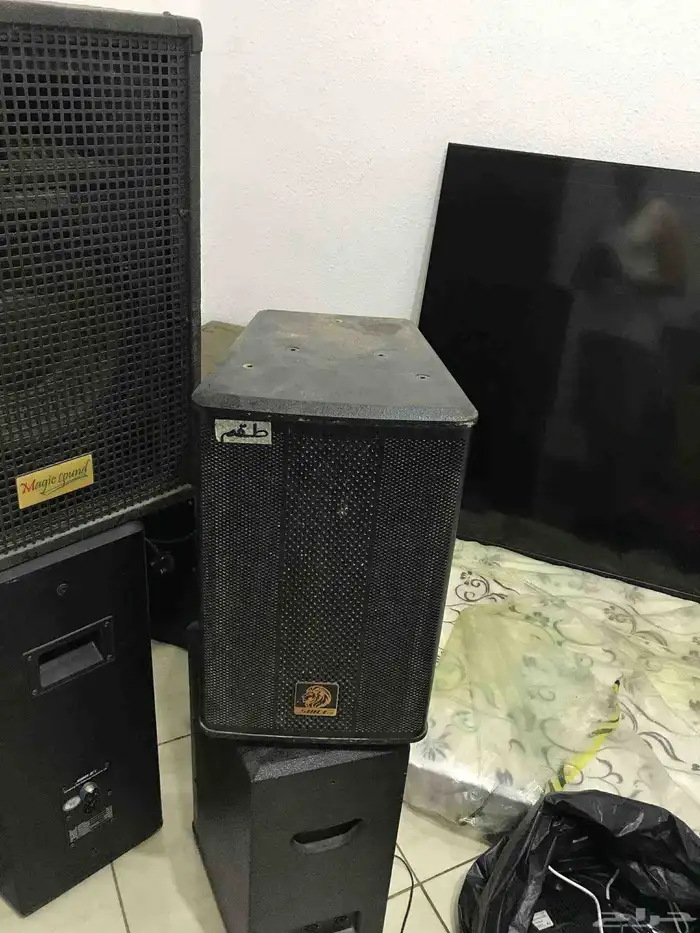 سماعات وميكسر وامبليفير للبيع اربع سماعات كبار 260w وعشرة صغ 0