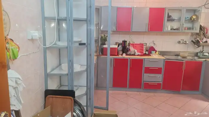 ثلاجة بحالة ممتازة بالإضافة إلى مطبخ وكنب وسريرين مفردة 2
