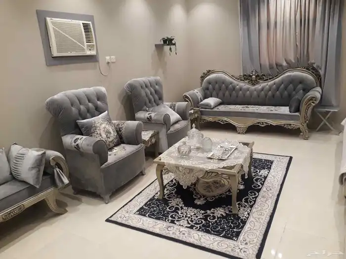 كنب 7 قطع مع ستارة مع طاوله قزاز كبيرة بالوسط وطاولتين صغيرة 3